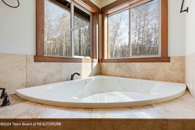 bathroom featuring tiled tub