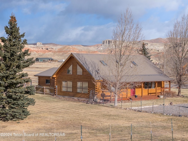 view of front of home featuring a mountain view and a front yard