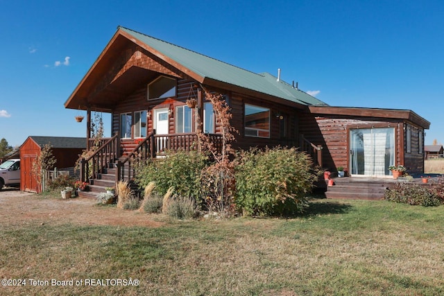 view of front of home featuring a front yard