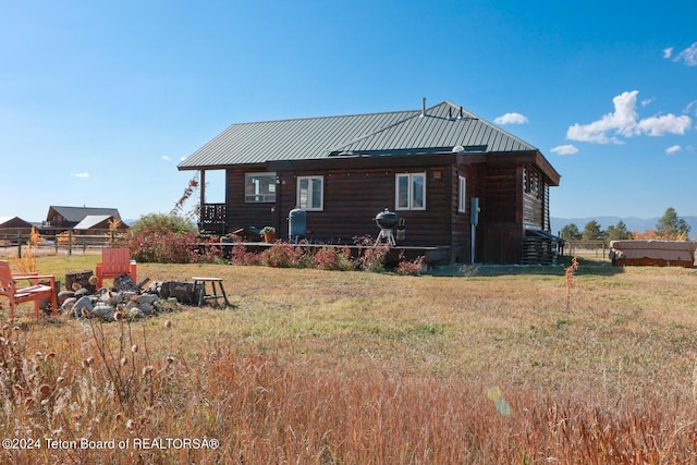 back of house featuring a lawn