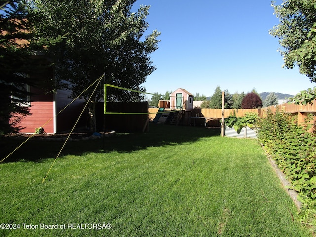 view of yard with a mountain view