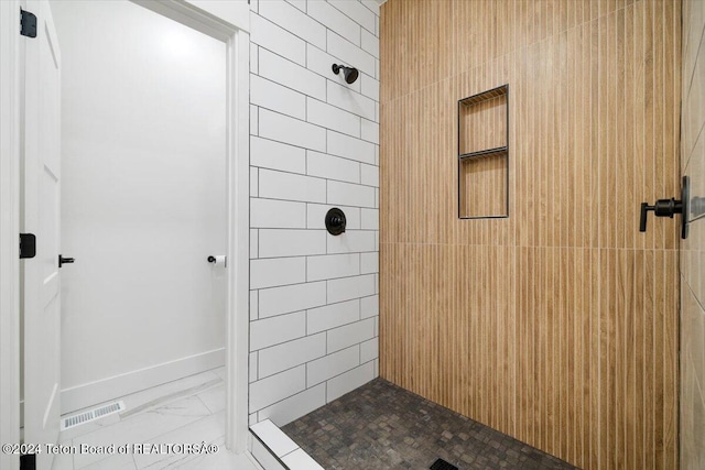 bathroom featuring tiled shower