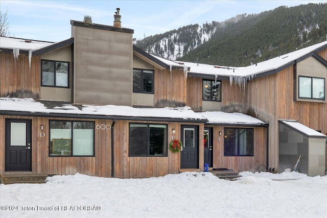 view of front of property featuring a mountain view