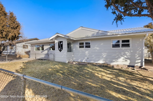 ranch-style home featuring a front yard