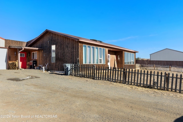 621 Mountain View Dr, Dubois, WY 82513 - view of front facade with a fenced front yard and an attached garage