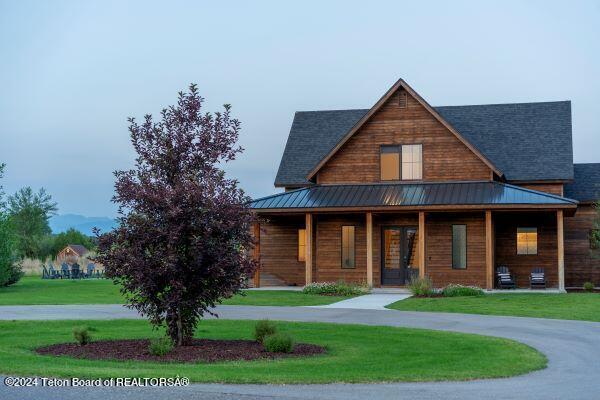 view of front of property featuring a porch and a front lawn