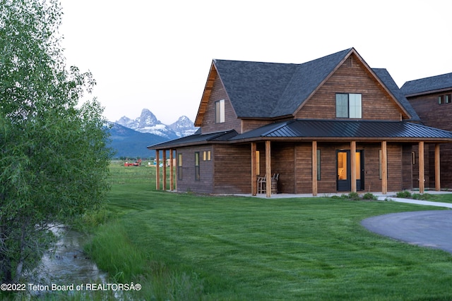 view of front of property featuring a mountain view and a front yard