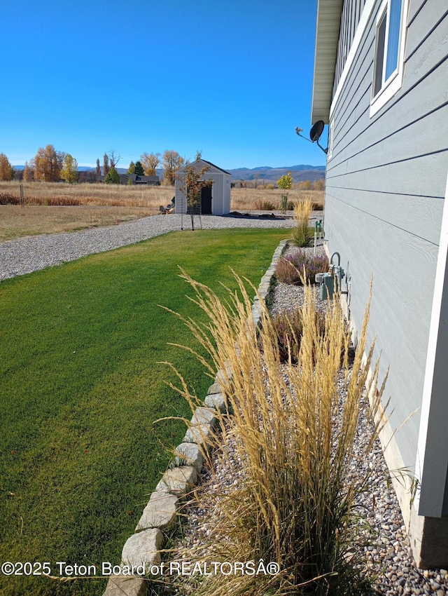 view of yard with an outdoor structure