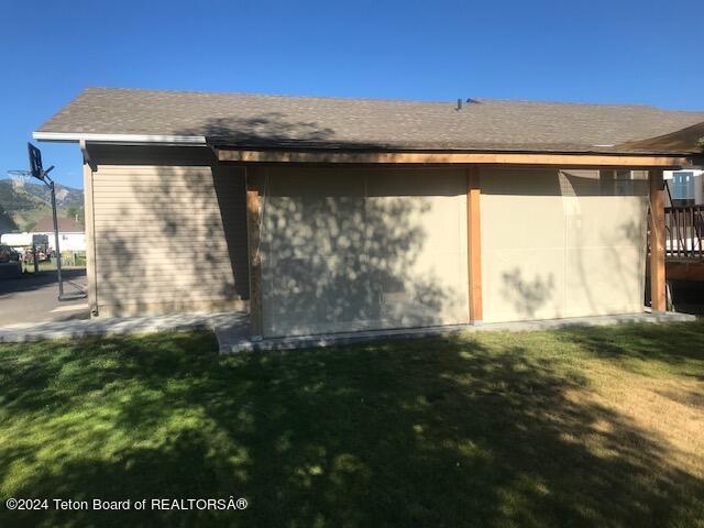 view of side of property featuring a yard