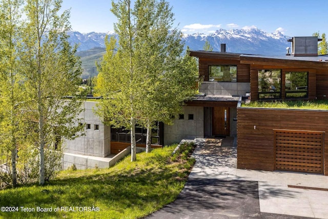 view of front facade featuring a mountain view