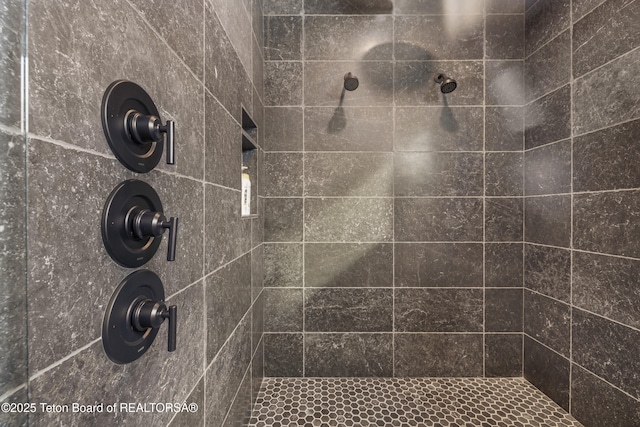 bathroom featuring tiled shower