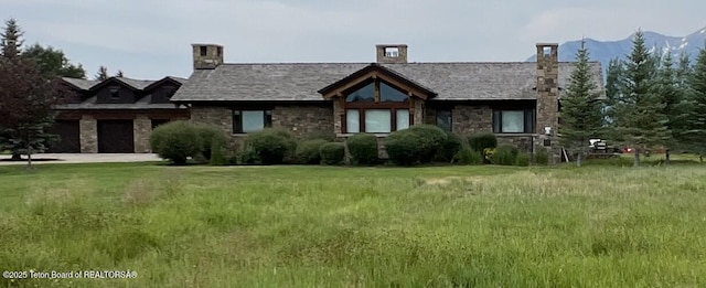 view of front facade with a front yard