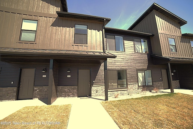 view of front facade featuring a front lawn