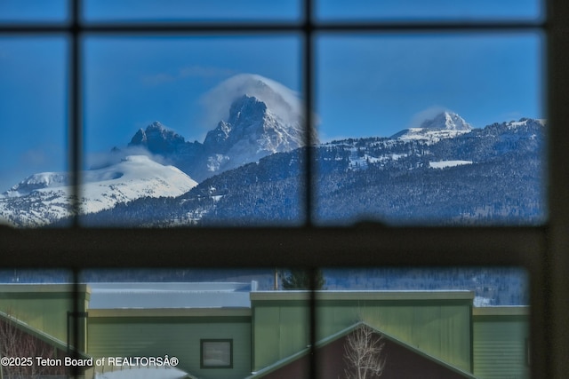 interior details featuring a mountain view