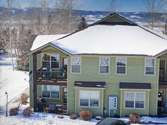 view of front of property featuring a balcony