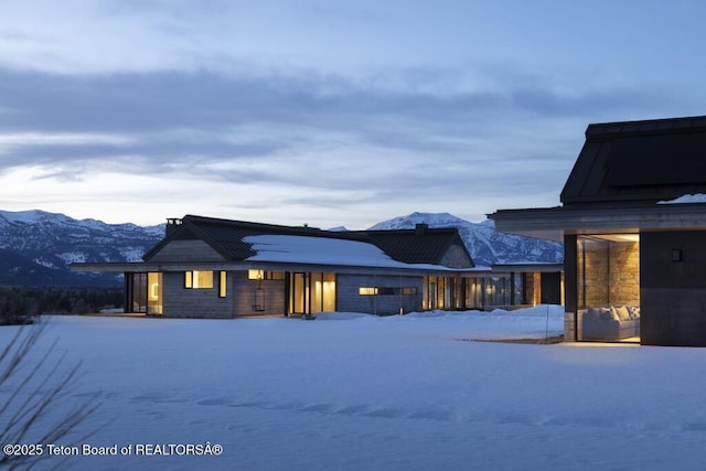 view of front of home with a mountain view and an attached garage