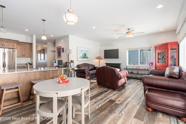 dining space with dark wood-type flooring, sink, and ceiling fan