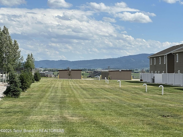 view of yard featuring a mountain view