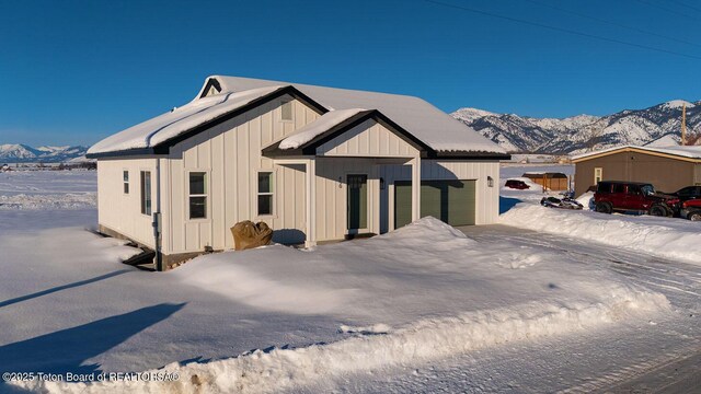 modern inspired farmhouse featuring a garage and a mountain view