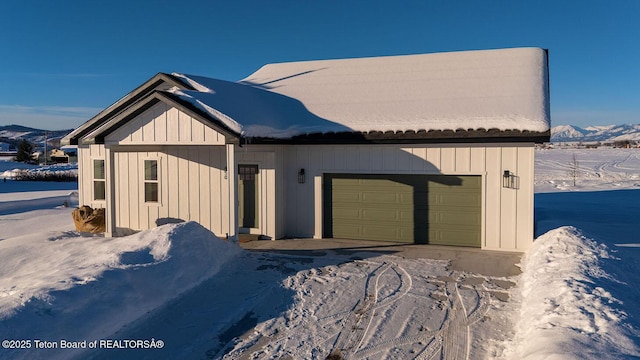 view of front facade featuring a mountain view and a garage