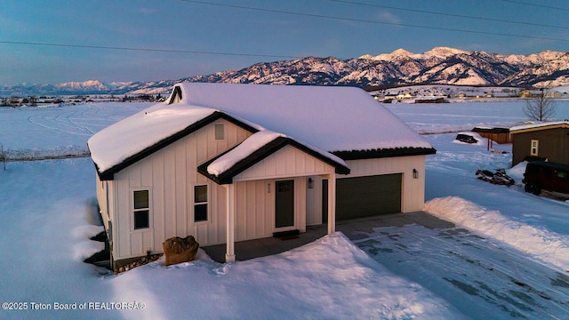 view of front of house featuring a mountain view