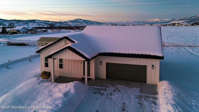 view of front facade with a garage and a mountain view