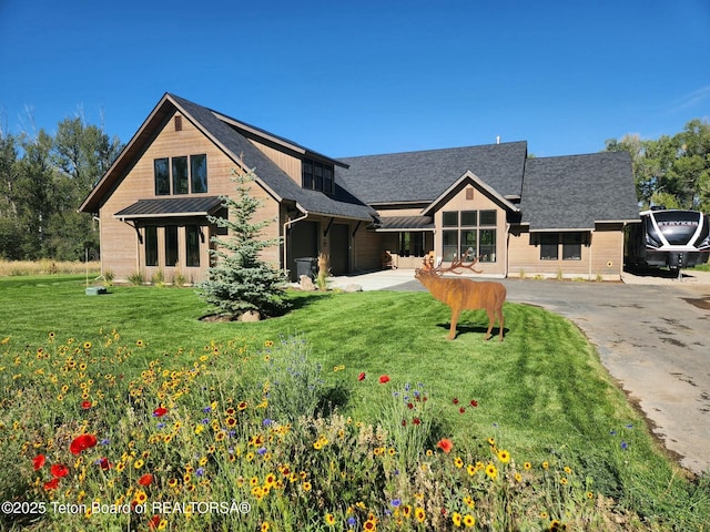 view of front of property featuring a front lawn