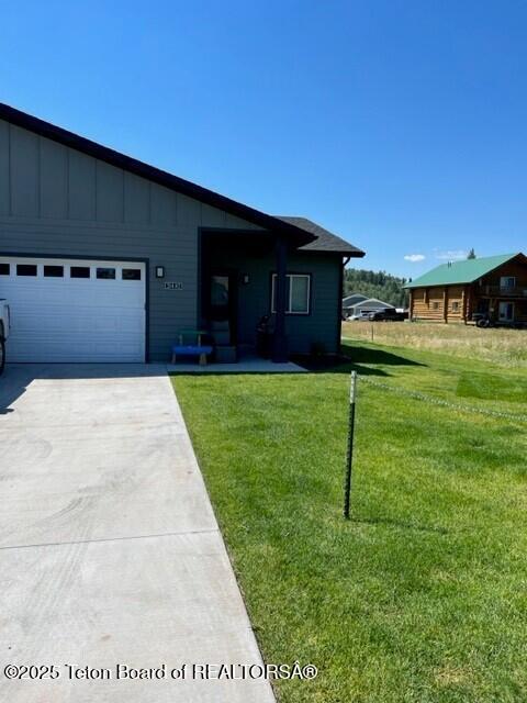 view of front facade with a garage and a front lawn