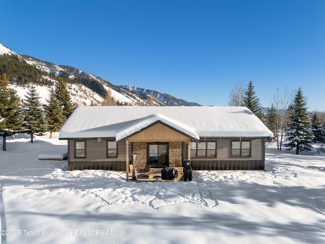 view of front of home with a mountain view
