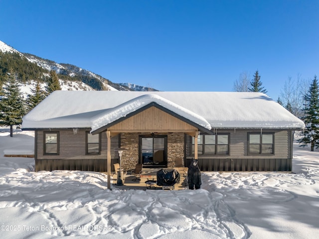 view of front of property featuring a mountain view