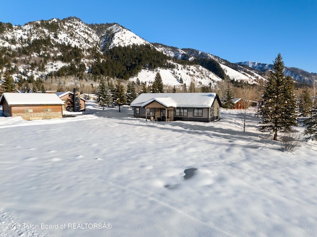 view of front of house featuring a mountain view