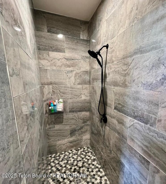 bathroom featuring a tile shower