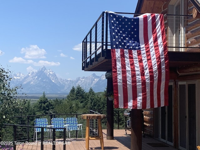 details featuring a mountain view