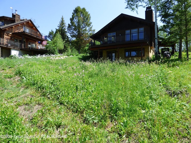 view of yard featuring a balcony