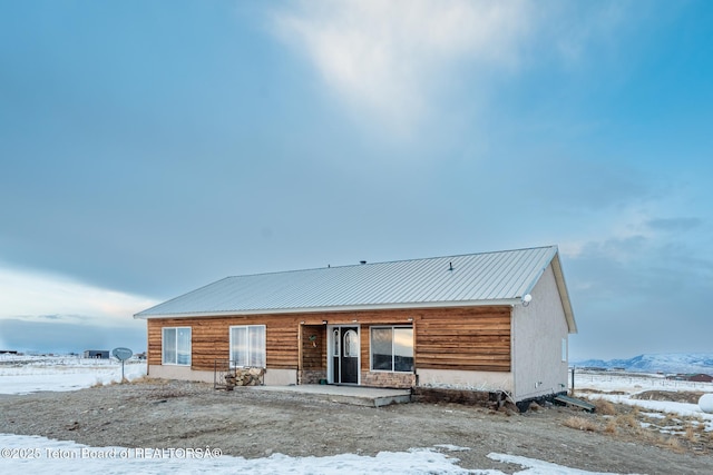 view of front facade featuring metal roof