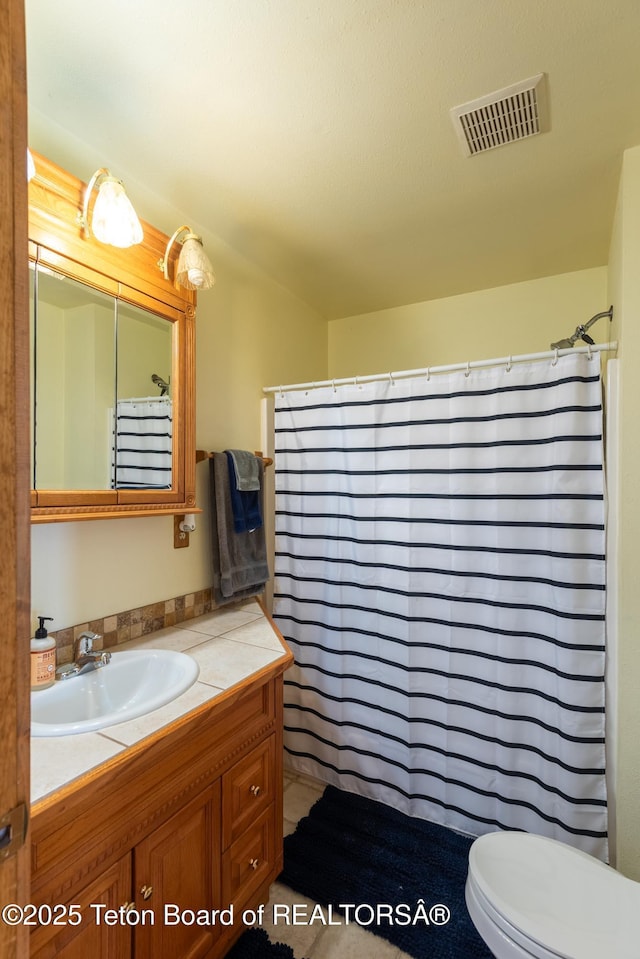 full bathroom with toilet, curtained shower, vanity, and visible vents