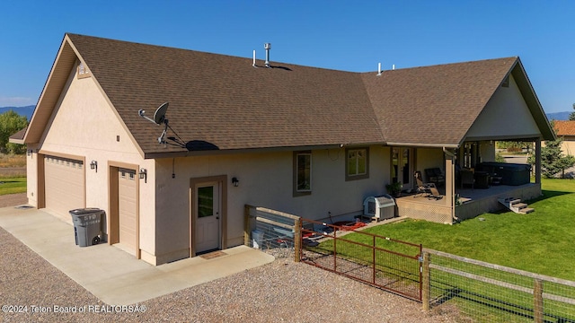 view of front of home featuring stucco siding, driveway, a front lawn, and fence