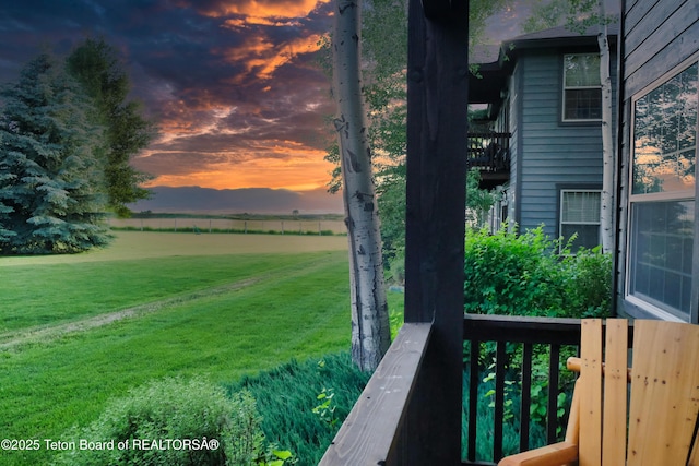 view of yard at dusk