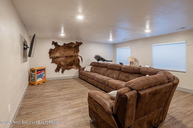 living room featuring recessed lighting, visible vents, light wood finished floors, and baseboards