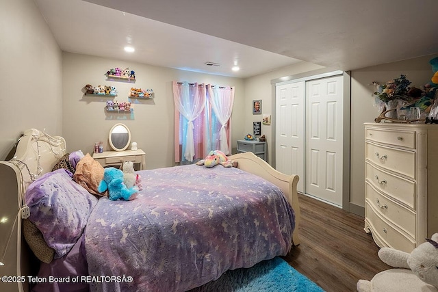 bedroom featuring visible vents, wood finished floors, recessed lighting, and a closet