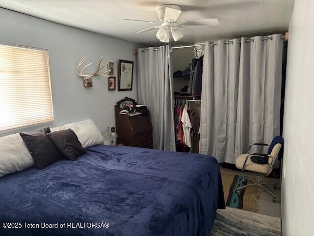 bedroom featuring a closet and ceiling fan