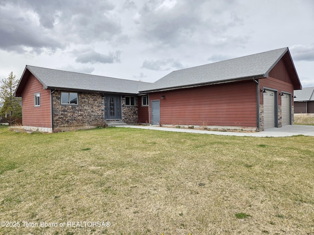 532 Palisade Trl, Driggs, ID 83422 - single story home featuring an attached garage, driveway, a shingled roof, and a front yard