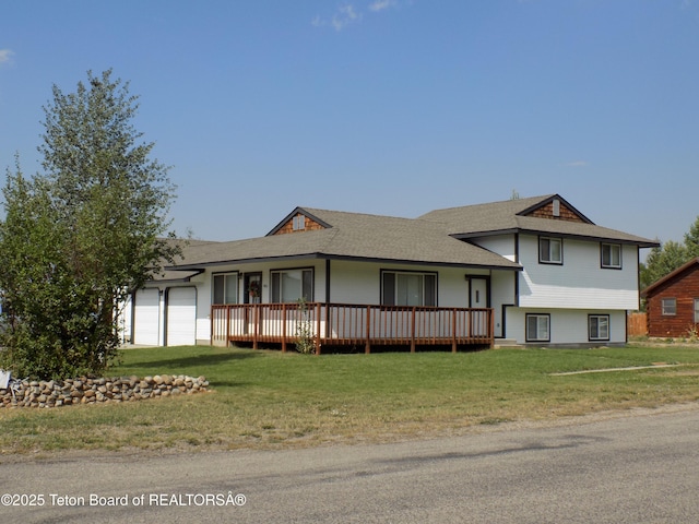 811 Jade St, Pinedale, WY 82941 - tri-level home featuring an attached garage, a front yard, and roof with shingles