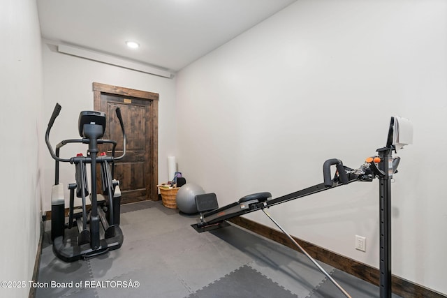 exercise room featuring baseboards