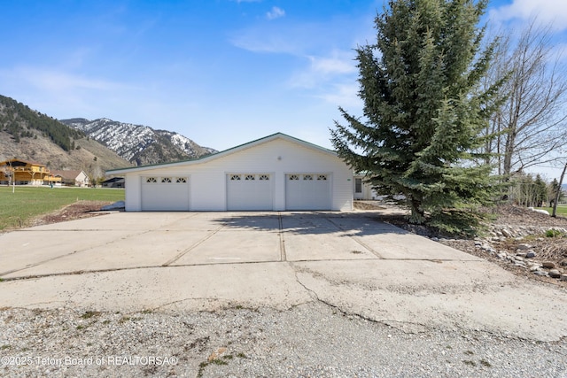 view of front of house with a detached garage and a mountain view