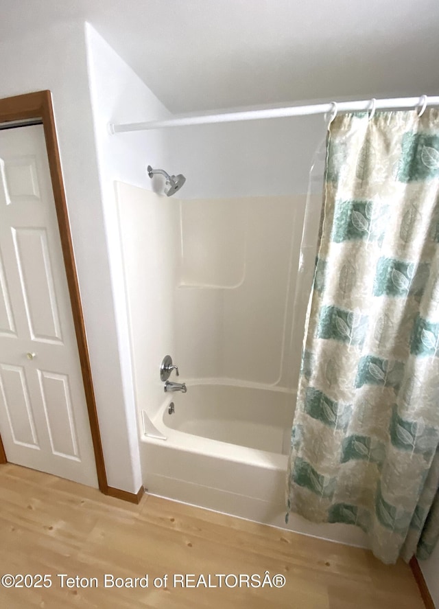 522 El Clark Ln, Smoot, WY 83126 - full bath with wood finished floors and shower / bath combo