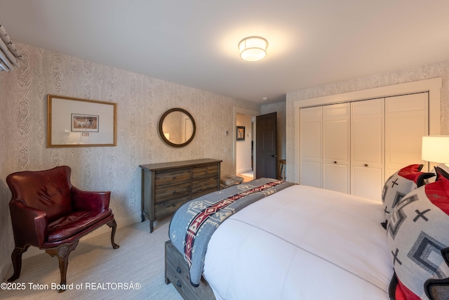 6960 Lupine Trl, Wilson, WY 83001 - bedroom with carpet flooring, wallpapered walls, and a closet