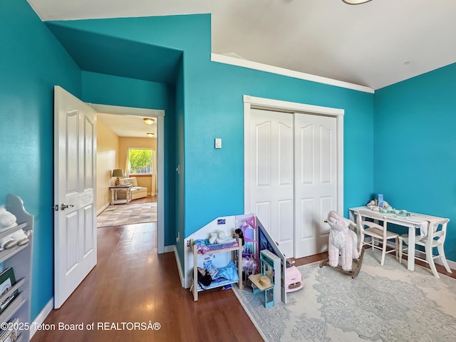33 Wagon Rut Ln, Auburn, WY 83111 - recreation room with wood finished floors and baseboards