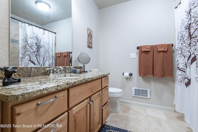 125 Cobble Creek Ln Unit 75, Driggs, ID 83422 - full bath featuring vanity, baseboards, toilet, curtained shower, and a textured wall