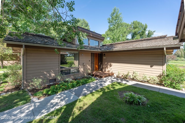 525 E Golf Creek Ln Unit 34, Jackson, WY 83001 - mid-century modern home with a front lawn